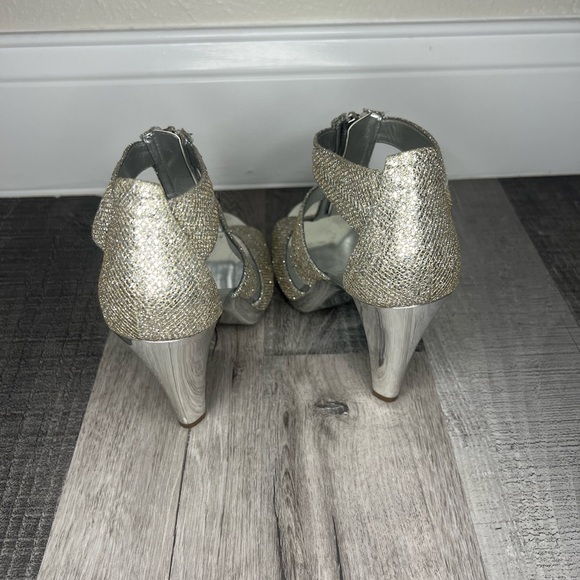 Michael Kors Berkley T-Strap Sandles Size 8 - Picture 5 of 5